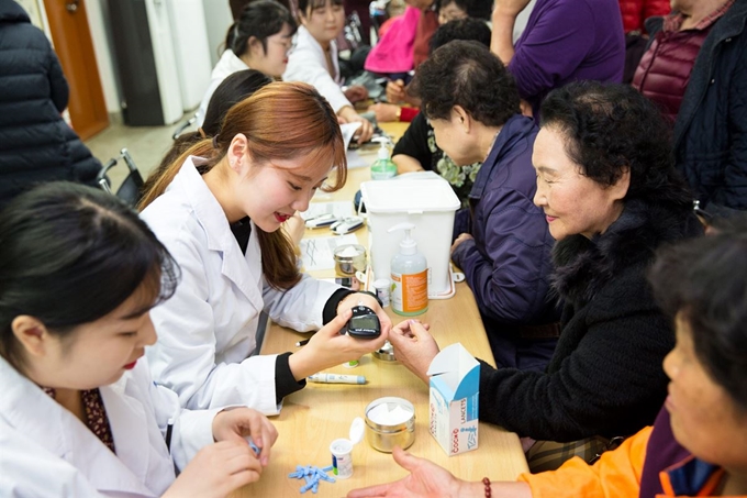 남서울대 간호학과생들이 천안 성환 노인대학에서 의료봉사활동을 하고 있다. 남서울대 제공