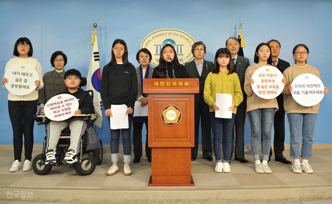 [저작권 한국일보]21일 국회 정론관에서 열린 제 5ㆍ6차 유엔아동권리협약 이행 대한민국 아동보고서 발간 기념 기자회견에서 박소민(16)양이 발표하고 있다. 초록우산어린이재단 제공