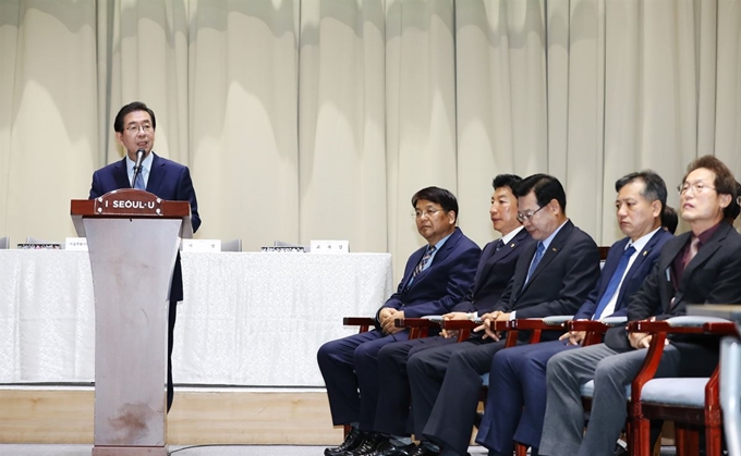 박원순 서울시장(왼쪽)이 21일 오전 서울시청에서 열린 서울시 고교 친환경 학교급식 업무협약에서 입장발표를 하고 있다. 연합뉴스