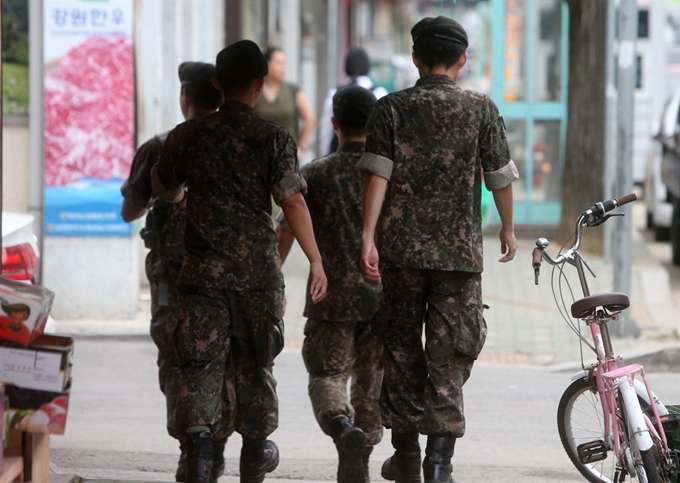 강원도 화천 시내에서 일과를 마친 병사들이 거리를 걷고 있다. 최근 양심적 병역거부에 잇따라 무죄가 선고되면서 새로운 논의의 물꼬가 트이기 시작했다. 연합뉴스