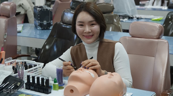 [저작권 한국일보]내년 세계네일대회에 한국 대표롤 출전하는 구미대 이귀염씨가 속눈썹 연장에 대해 설명하고 있다. 김재현기자 k-jeahyun@hankookilbo.com