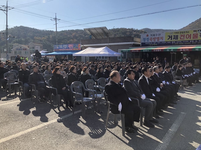 22일 경남 거제에서 열린 김영삼 전 대통령 3주기 추도식에는 거제시민 등 400여명이 참석해 고인을 추모했다. 거제시 제공