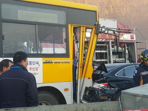 22일 충남 예산군 대술면 산정리 산정교 위에 승용차와 버스가 부딪쳐 파손돼 있다. 연합뉴스.