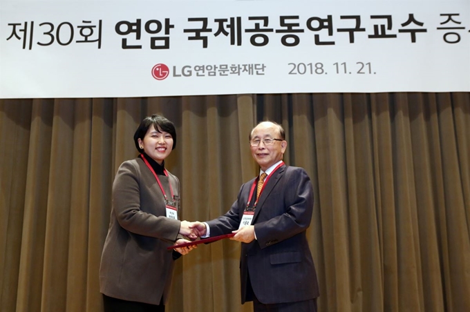 이문호(오른쪽) LG연암문화재단 이사장이 21일 서울 여의도 LG트윈타워에서 열린 ‘제30회 연암 국제공동연구교수 증서수여식’에서 이지은 부산대 교수에게 증서를 전달하고 있다. LG 제공