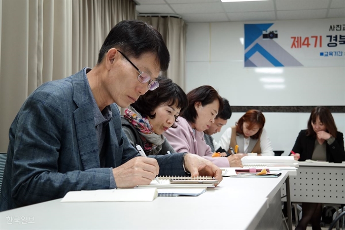 안동시와 (사)경북기록문화연구원의 '제4기 경북 시민 아키비스트 양성 아카데미' 수강생들이 자신의 옛 사진을 보며 생애사를 정리하는 표정이 진지하다. 안동=김혜영 기자