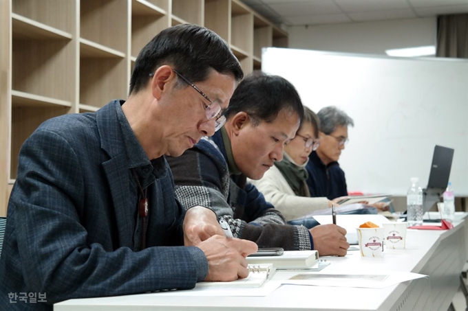 "어르신 한 분이 돌아가시면 민속박물관 하나, 백과사전 한 권이 사라진 것이나 마찬가지에요." 평범한 내 삶의 이야기도 누군가에게는 유용한 사료가 된다는 생각으로 적는 생애사 기록은 남다르다. 안동=김혜영 기자