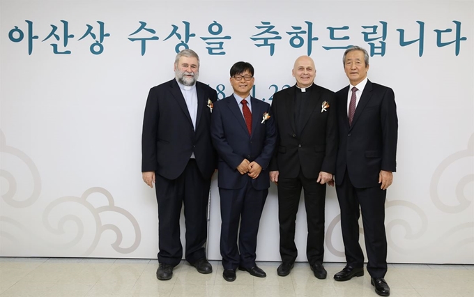 22일 오후 서울 풍납동 서울아산병원 대강당에서 열린 제30회 아산상 시상식에서 마이클 리어던 조셉(왼쪽부터) 이시돌농촌산업개발협회 이사장, 의사 이재훈 씨, 허보록 신부, 정몽준 아산재단 이사장이 기념촬영을 하고 있다. 아산사회복지재단 제공