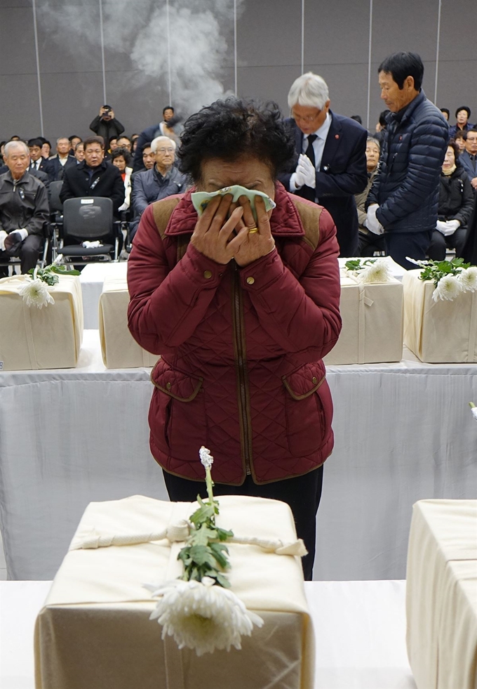 22일 오전 제주 4·3평화공원 평화교육센터에서 열린 ‘제주 4·3 희생자 발굴 유해 신원확인 보고회’에서 유가족이 눈물을 흘리고 있다. 뉴시스