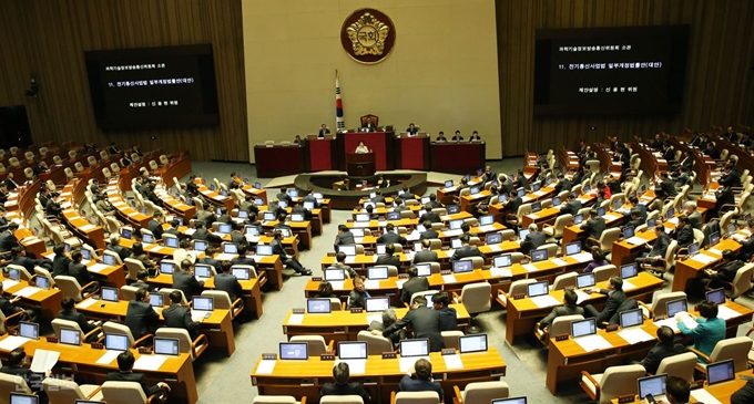 23일 국회 본회의장에서 비쟁점 민생법안 90건을 처리하기 위한 본회의가 열리고 있다. 배우한 기자