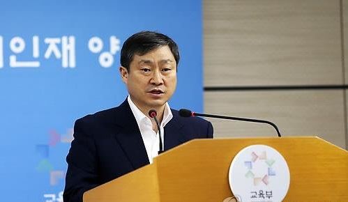 과거 정부의 역사교과서 국정화 방침에 반대했다 쫓겨난 박백범 전 성남고 교장이 교육부 신임 차관으로 임명됐다. 한국일보 자료사진