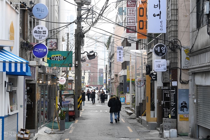 25일 오후 미국 일간지 뉴욕타임스가 '2017년 꼭 가봐야 할 여행지' 중 하나로 꼽은 부산의 번화가, 부산진구 전포카페거리가 주말인데도 불구하고 예전과는 달리 한산한 모습을 보이고 있다. 부산=전혜원 기자