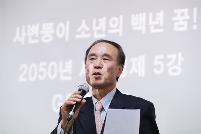 2002 한일 월드컵 성공개최를 위해 3년여간 2만20㎞를 달린 '월드컵 마라토너' 김홍영 씨가 23일 서울 중구 가톨릭회관에서 연 '내 인생은 무한도전의 연속' 출판기념회를 하고 소감을 말하고 있다. 연합뉴스