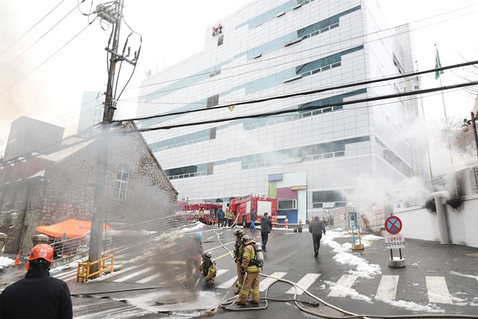 24일 오전 지하 통신구에서 화재가 발생한 서대문구 충정로의 KT 아현빌딩에서 앞에서 소방대원들이 화재진압 작업을 벌이고 있다. 연합뉴스