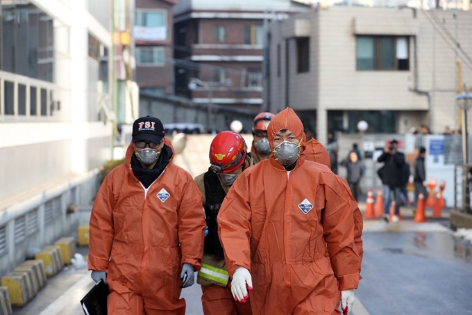 25일 오전 서울 서대문구 충정로 KT아현국사에서 소방 관계자 등이 전날 발생한 화재 원인 등을 조사하기 위한 현장 감식을 위해 분주하게 움직이고 있다. 연합뉴스