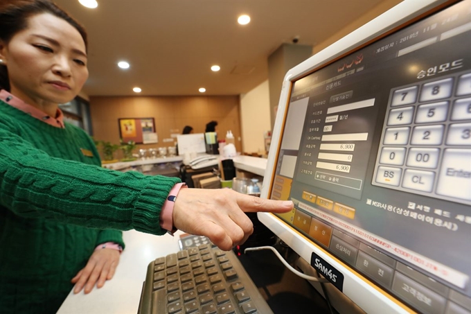 지난 24일 서울 충정로의 KT 아현빌딩 화재로 인한 통신장애로 인근 카페에서 결제가 되지 않고 있다. 연합뉴스