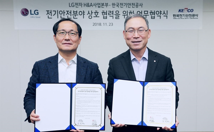 한국전기안전공사 조성완(왼쪽) 사장과 LG전자 H&A사업본부장 송대현 사장이 전기안전분야 상호 협력 업무협약 뒤 기념촬영을 하고 있다. LG전자 제공