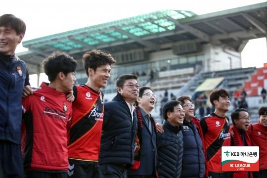 경남FC 선수단이 25일 수원 삼성을 누르고 1부 2위를 확정한 뒤 팬들에게 감사 인사를 하고 있다. 김종부 감독(왼쪽 네 번째)와 그 옆에 구단주인 김경수 도지사의 모습도 보인다. 프로축구연맹