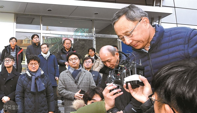 황창규 KT 회장이 25일 오전 전날 화재가 발생한 서울 서대문구 충정로 KT아현국사를 찾아 기자회견을 하고 화재로 인한 통신 장애 등과 관련해 사과하고 있다. 배우한 기자