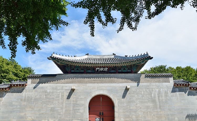 경복궁 서문인 영추문(迎秋門)이 1975년 복원 이후 43년 만에 전면 개방된다. 문화재청