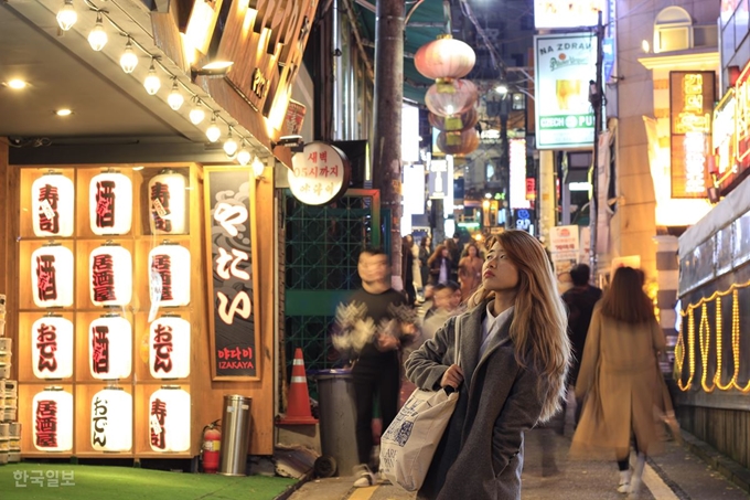 [저작권 한국일보] 술을 마시면 식도가 부어 음주하지 않는 대학생 이다은씨가 지난 9일 술집이 즐비한 서울 강남의 한 거리에 서 있다. 이한호 기자