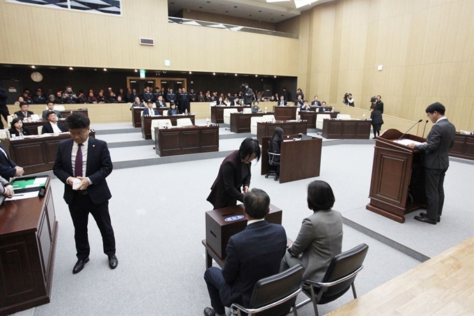 23일 오후 춘천시의회에서 시내버스 업체 차고지 매입안에 대한 표결이 이뤄지고 있다. 표결 결과 찬성 13표, 반대 10표로 가결됐다. 연합뉴스