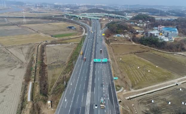 국토교통부는 27일 오후 2시 서해안고속도로 평택∼서평택(10.3㎞) 확장공사 구간 중 서평택IC∼서평택JCT(6.5㎞) 구간을 먼저 개통한다고 26일 밝혔다. 사진은 서평택JCT 전경. 국토교통부 제공