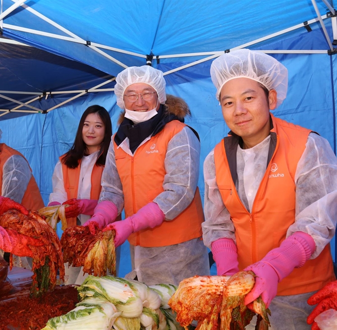 이민석(가운데) ㈜한화 무역부문 대표이사가 지난 23일 서울 서대문구 독립문역 인근에 마련된 야외 김장부스에서 임직원들과 함께 김치를 담그고 있다. ㈜한화 제공