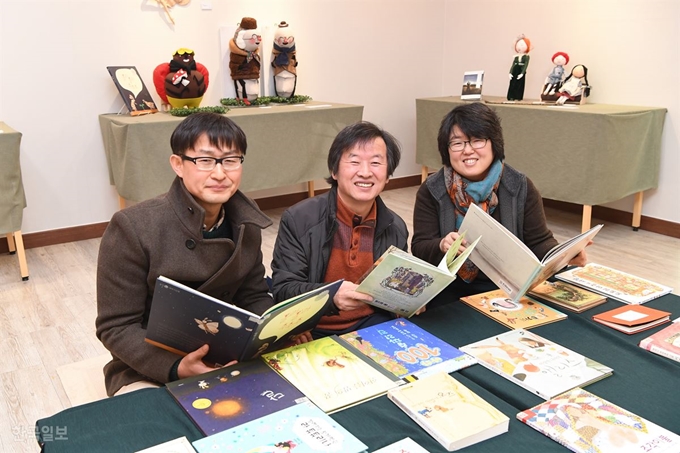 지난 23일 부산 거제동 책과아이들에서 만난 조진석(왼쪽부터) 책방 이음 대표, 김영수ㆍ강정아 책과아이들 대표. 온라인 서점과의 상생 등 동네책방의 여러 고민을 토로했다. 부산=전혜원 기자