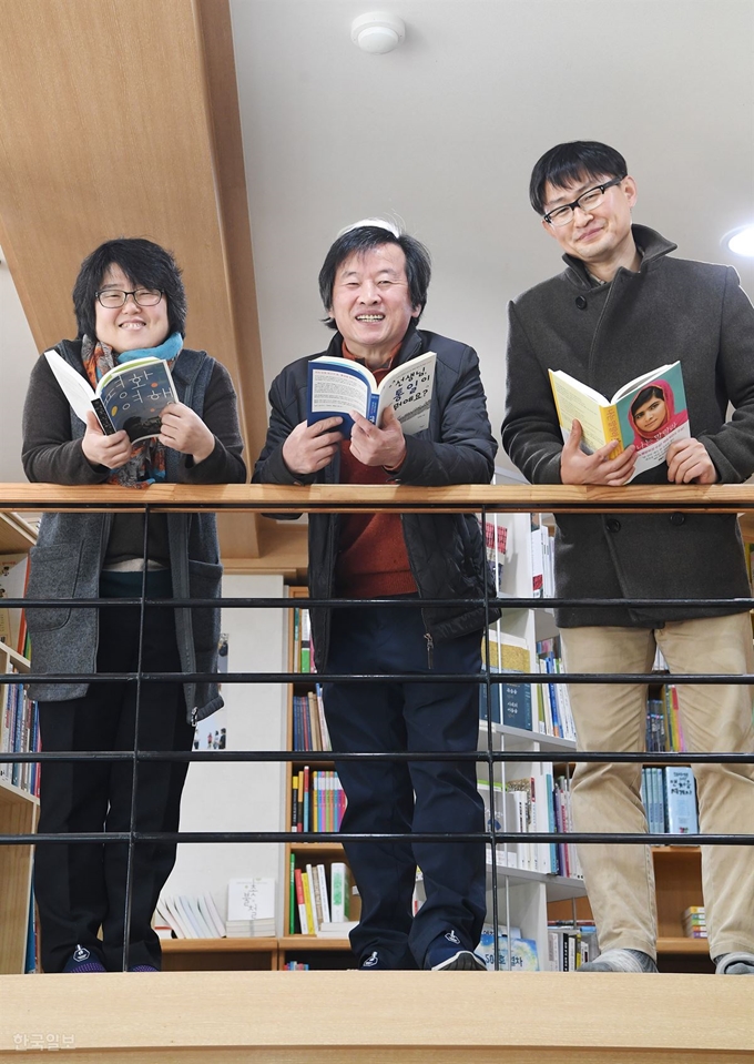 지난 23일 부산 거제동 동네책방 책과아이들에서 만난 강정아(왼쪽부터)ㆍ김영수 책과아이들 대표, 조진석 책방이음 대표가 동네책방의 미래에 대해 얘기를 나누기 위해 만났다. 김영수ㆍ강정아 부부는 최근 출범한 전국동네책방네트워크'의 초대 회장을 맡았다. 부산=전혜원 기자