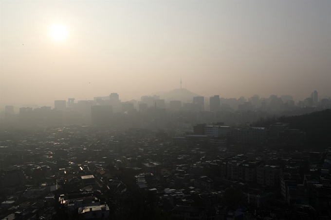 서울을 포함해 전국 곳곳의 미세먼지 농도가 '나쁨' 수준으로 예보된 26일 오전 서울 하늘이 뿌옇다. 연합뉴스