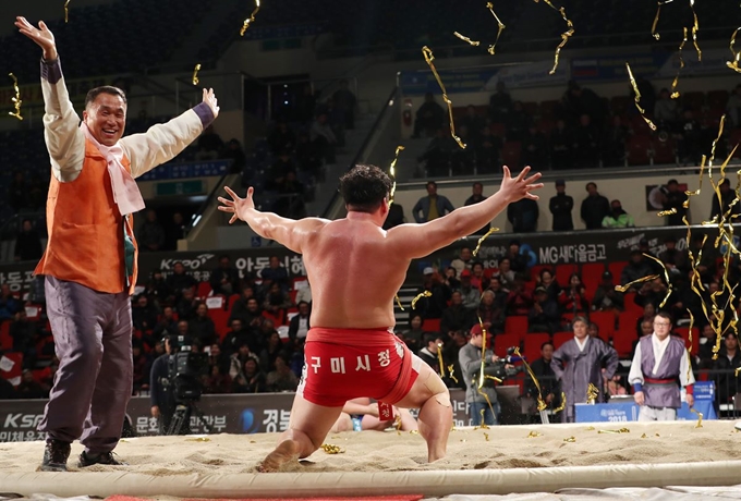 26일 경북 안동체육관에서 열린 2018 천하장사 씨름대축제에서 천하장사에 오른 박정석(구미시청)이 환호하고 있다. 안동=연합뉴스