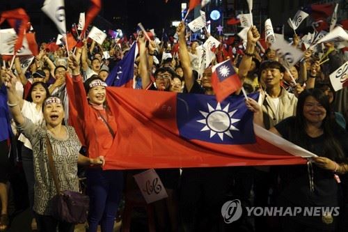 대만 가오슝시장 선거에서 국민당이 승리한 뒤 지지자들이 거리행진을 하고 있다. AP 연합뉴스