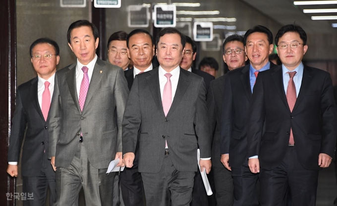 김병준 자유한국당 비상대책위원장(가운데)과 김성태 원내대표가 26일 오전 국회에서 열린 비상대책위원회의에 참석하고 있다. 오대근 기자