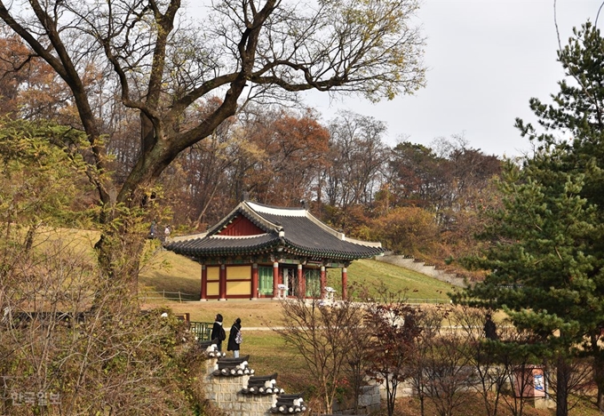 강화산성 북문으로 가는 길에 보이는 고려궁지의 외규장각.