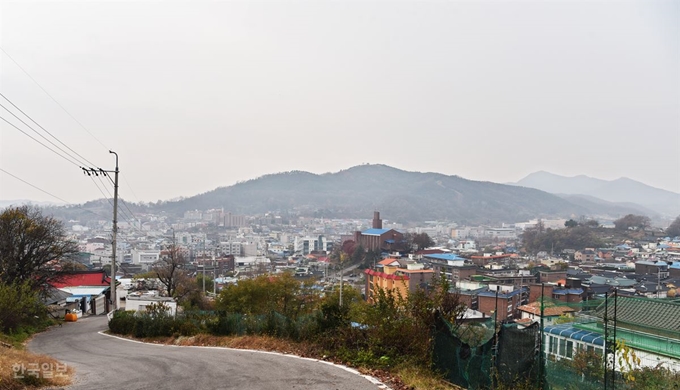 강화산성 북문으로 가는 길에서 본 강화읍. 정면 가운데 봉우리에 강화산성 지휘소인 남장대가 있다.