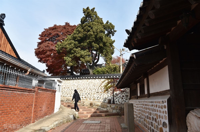 용흥궁은 일반 주택과 좁은 담장을 사이에 두고 있다.