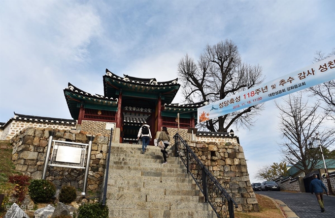 대한성공회 강화성당 입구. 계단 위 솟을대문 안에 사찰처럼 동종을 보관하고 있다.