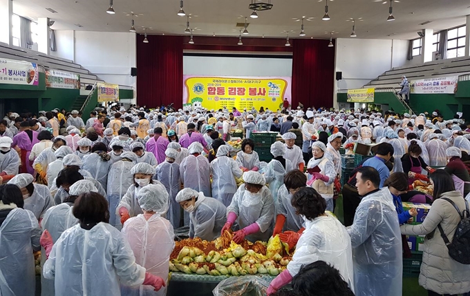 27일 대구 북구 육군 제50보병사단 강철체육관에서 이성호 국제라이온스협회 356-A 대구지구 총재를 포함한 대구지역 8개 지역 부총재들과 119개 라이온스 클럽 회원, 이택수 제50보병사단 행정부사단장 및 장병 등 500명이 배추김치를 만들고 있다. 윤창식기자 csyoon@hankookilbo.com