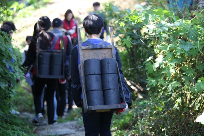 정부가 최근 연탄 값을 최대 19.6% 인상하면서 저소득층의 겨울나기가 더욱 힘들어졌다. 밥상공동체 연탄은행 제공