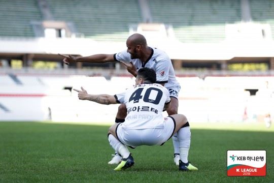 나상호 대신 공격 선봉에 서는 펠리페와 두아르테. 프로축구연맹 제공