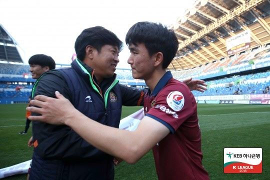 황인범(오른쪽)과 고종수 대전 감독. 프로축구연맹 제공