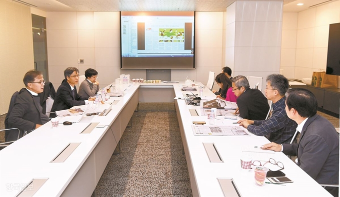 한국일보 독자권익위 11월 회의가 열린 지난달 21일 서울 중구 본사 18층에서 참석 위원들이 최근 지면보도의 개선점을 논의하고 있다. 고영권 기자