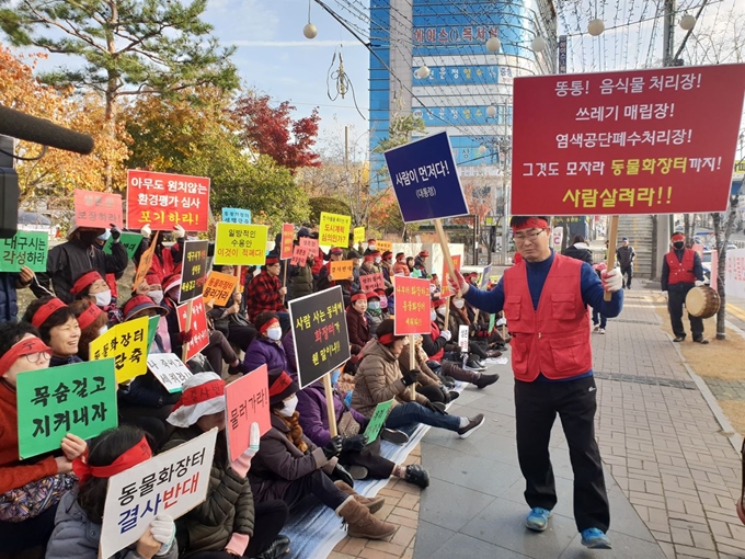 시위에 나선 서구 주민들이 '서구청장이 적극 해결하지 않으면 퇴진해야 한다"고 목소리를 높이고 있다. 김민규기자 whitekmg@hankookilbo.com