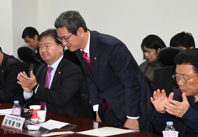 자유한국당 김학용 의원이 28일 서울 여의도 국회에서 열린 '통합과 전진' 모임에 참석해 원내대표 출마에 대한 발언에 앞서 인사 하고 있다. 오대근기자