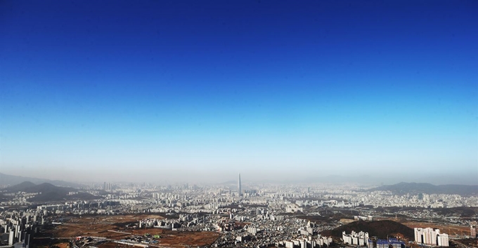 미세먼지 농도가 '나쁨' 수준을 보인 28일 오전 경기도 광주시 남한산성에서 바라본 서울 시내가 파란 하늘 아래 미세먼지로 덮여 있다. 연합뉴스