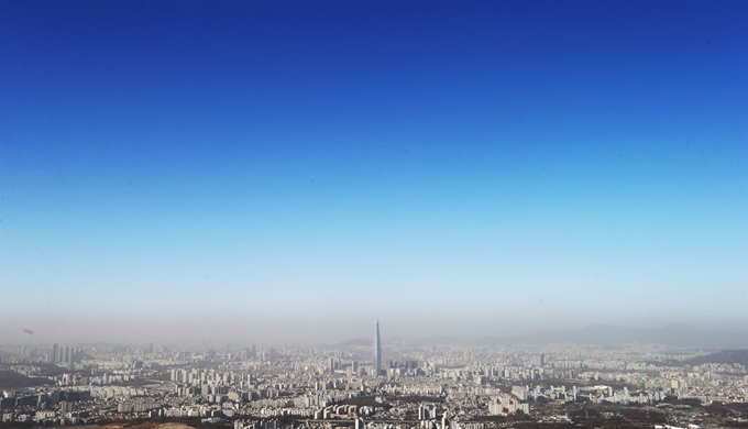 미세먼지 농도가 '나쁨' 수준을 보인 28일 오전 경기도 광주시 남한산성에서 바라본 서울 시내가 파란 하늘 아래 미세먼지로 덮여 있다. 연합뉴스