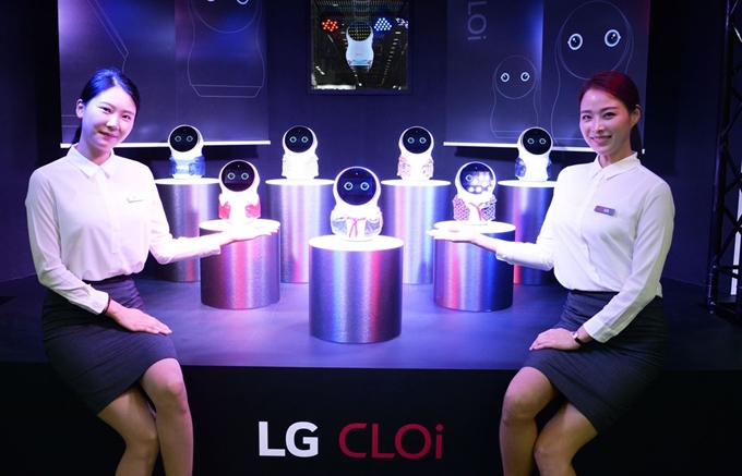 지난 10월말 서울 삼성동 코엑스에서 열린 한국전자전에서 모델들이 LG 클로이 로봇을 소개하고 있다. LG전자 제공