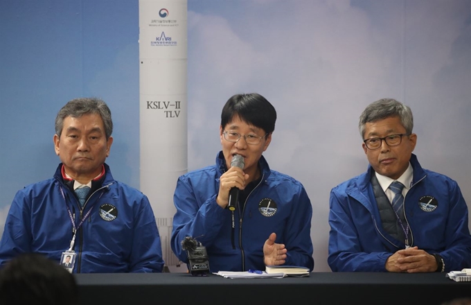 한국형발사체(KSLV-2) '누리호'의 엔진 시험발사체 전 고흥 나로우주센터에서 옥호남 발사체기술개발단장(가운데)이 발사 준비 상황 및 발사 계획 등에 대한 질문에 답하고 있다.연합뉴스