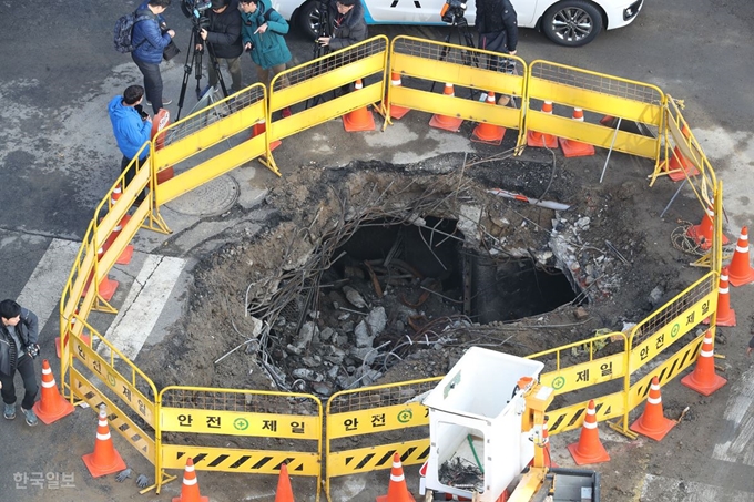 [저작권 한국일보] 25일 오전 서울 서대문구 충정로 KT아현지사에서 KT 관계자들이 전날 발생한 화재 복구에 매진하고 있다. 배우한 기자