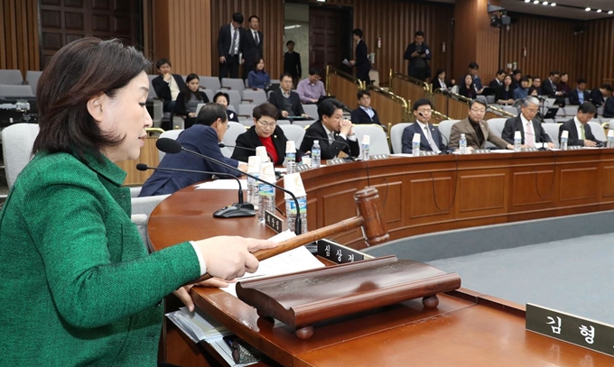 28일 오후 열린 국회 정치개혁 특별위원회 간담회에서 정의당 심상정 위원장이 의사봉을 두드리고 있다. 연합뉴스